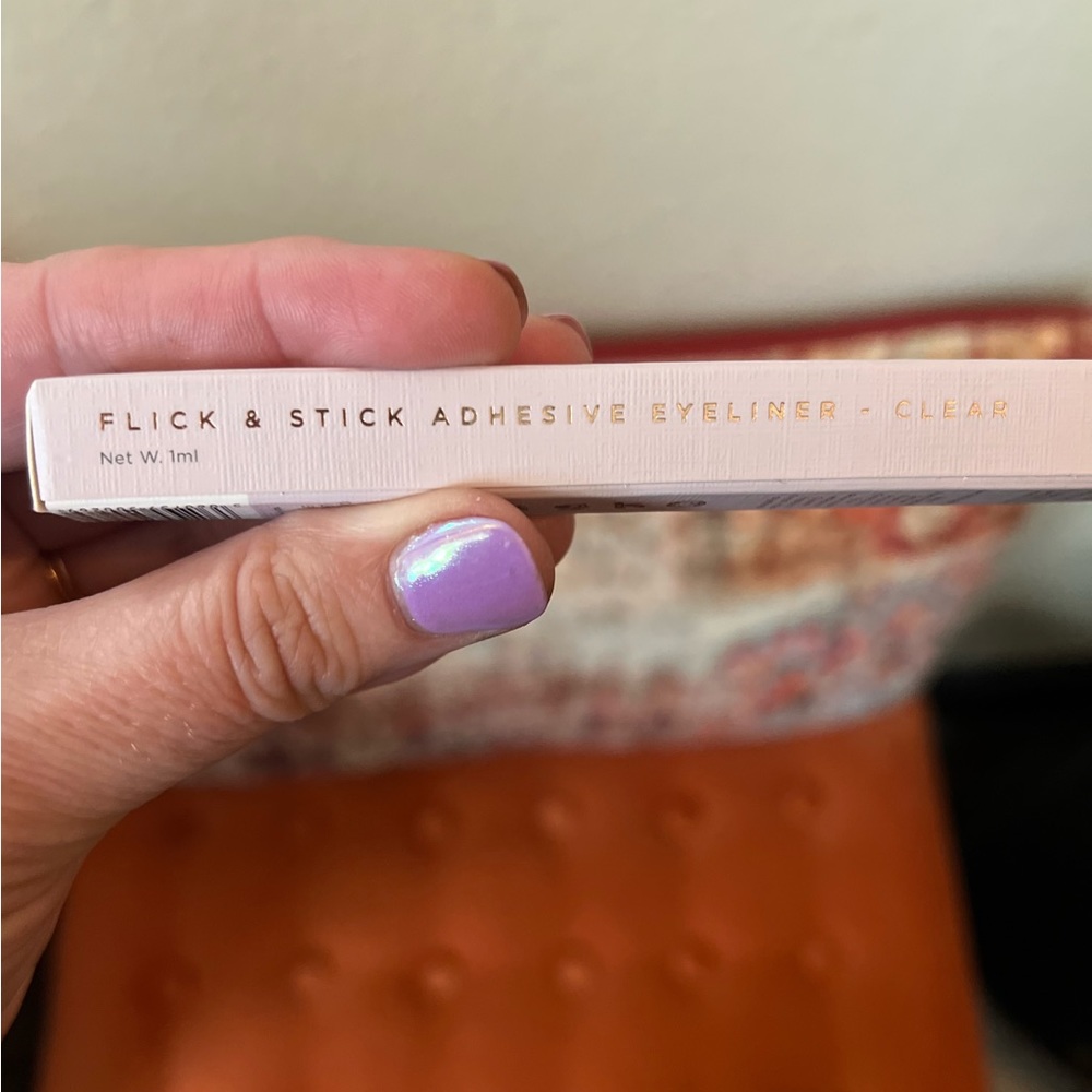 Flick and Stick. Adhesive eyeliner for false eyelashes. CLEAR.